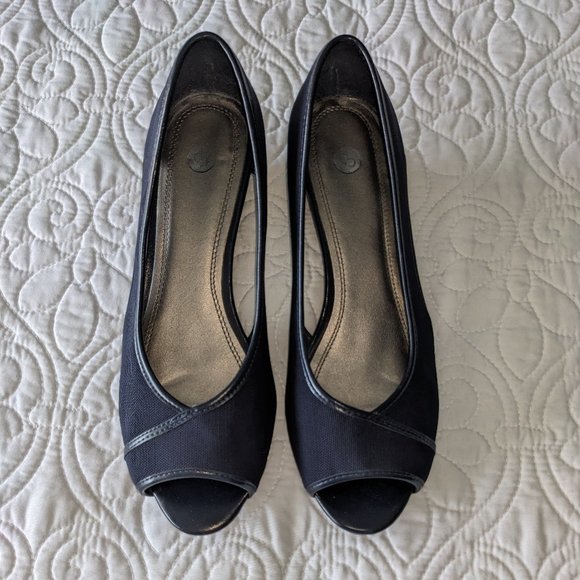 Dark Blue Reserve Dress Barn Cut-out Open Toe shoes in a size 8 - Picture 2 of 7